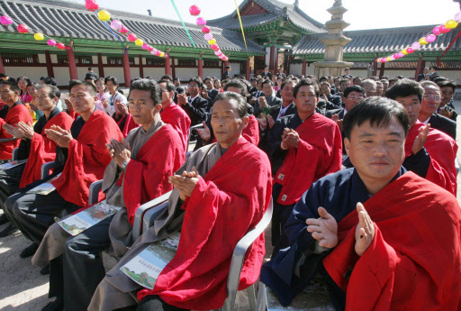 2005년 10월31일 북한 개성 영통사에서 열린 ‘영통사 복원 낙성식’에 참석한 조선불교도연맹 소속 북한 스님들. 연합뉴스