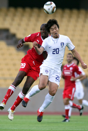 13일 오전(한국시간) 루스텐버그 로열 바포겡 스타디움에서 열린 축구대표팀과 남아공 프로팀 플래티넘 스타스와의 경기에서 이동국이 상대팀 마포겡 조지와 공중볼을 다투고 있다.  루스텐버그<남아프리카공화국>=연합뉴스