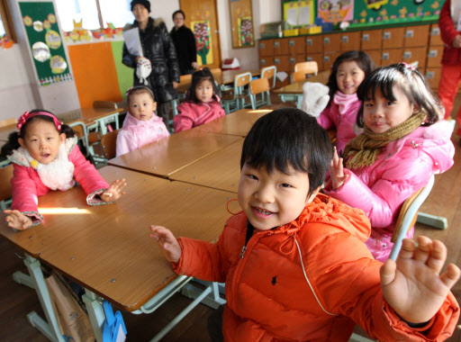 취학 예비소집일인 12일 경기 수원시 한 초등학교 1학년 교실에 앉아있는 예비 초등생 대부분이 여자아이다. 연합뉴스