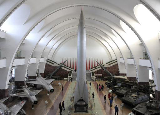 관람객들이 12일 베이징의 군사박물관에 전시된 중국의 초기 미사일을 살펴보고 있다. 이날 중국 외교부는 중거리 미사일 요격 실험에 처음으로 성공했다고 밝혔다. 베이징 AFP 연합뉴스