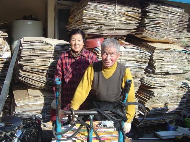 3년 동안 폐품을 팔아 한푼 두푼 모은 1000만원을 이웃돕기 성금으로 선뜻 내놓은 김영권 할아버지와 배추선 할머니. 진해시청 제공