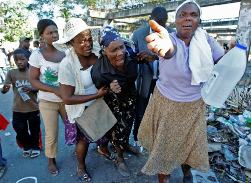 아이티에서 발생한 대규모 지진으로 수도 포르토프랭스의 주택과 건물 대부분이 파괴된 가운데 14일(현지시간) 식량을 찾아 나선 한 여성이 취재진을 향해 구호의 손길을 호소하고 있다.  포르토프랭스 AP 특약