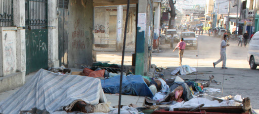 16일 아이티 수도 포르토프랭스 시내에서 아직 치우지 못한 시신들이 길가에 널려있다.  연합뉴스