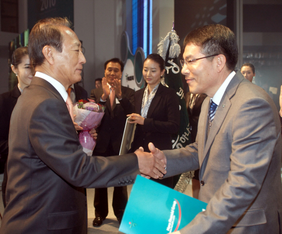정희석(오른쪽) 하나은행 남부영업본부장이 지난 16일 서울 이화여대에서 열린 하나은행 2009 경영평가 대상 시상식에서 개인금융부문 1위상을 받고 있다. 하나은행 제공 