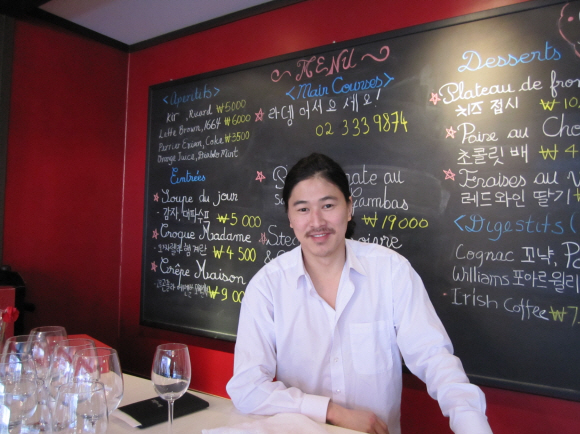 어릴적 해외로 입양됐다가 모국에 정착한 에릭 최씨가 18일 자신이 운영하는 서울 창천동 프랑스 식당 ‘카르티에 라탱’에서 손님을 맞고 있다.