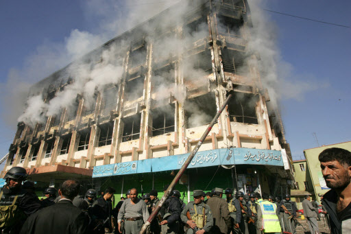 18일(현지시간) 아프가니스탄 탈레반이 수도 카불 도심 곳곳에서 폭탄 테러와 총격을 가한 가운데 폭탄이 터지고 교전이 벌어지면서 불에 탄 시내 한 쇼핑센터. 카불 신화 연합뉴스