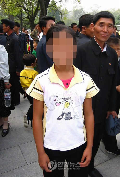 ‘I ♡ JESUS’ 티셔츠 입은 북한 소녀의 모습이 이색적이다. 이 사진을 제공한 미국 경제학자 커티스 멜빈씨는 작년 가을 북한 만경대를 방문한 외국인이 직접 찍은 사진이라고 소개했다. << 자유아시아방송(RFA) 제공  연합뉴스