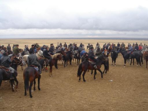 카자흐스탄의 드넓은 초원지대에서 유목민들이 말을 타고 있다. EBS 제공