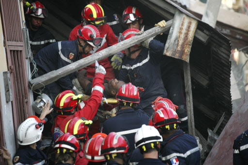 아이티 강진 발생 11일째인 23일 국제 구조대원들이 건물 잔해에 깔려 있던 위스몽 엑상튀(가운데 들것에 누운 남자)를 구조하고 있다. 포르토프랭스 AFP 연합뉴스