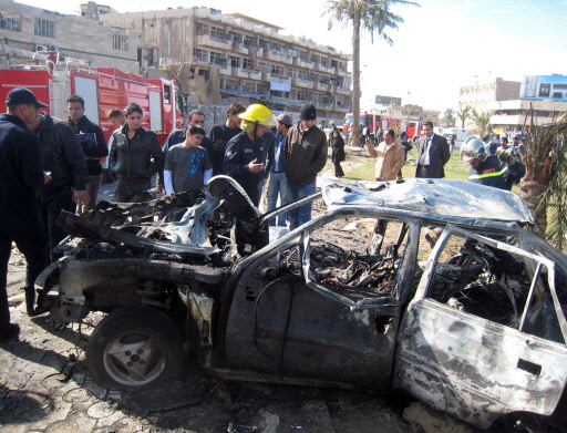 26일 이라크 수도 바그다드에서 차량 폭탄공격이 발생한 가운데 조사요원이 공격에 사용 된 차량을 살펴보고 있다. 이날 폭탄테러로 최소 18명이 숨지고 80여명이 부상했다. 바그다드 AFP 연합뉴스