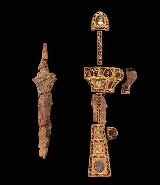 1500년 전 흑해 연안 또는 중앙아시아에서 제작된 것으로 추정되는 황금보검의 검집(오른쪽)과 검집 안에서 발견된 철검. 국립경주박물관 제공