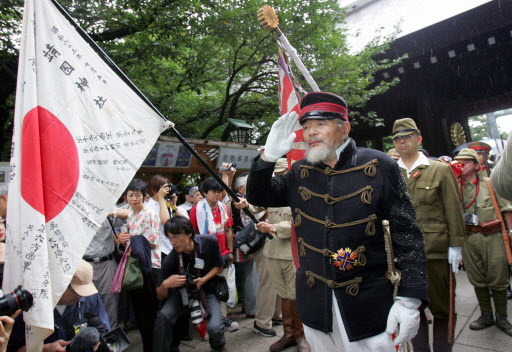 1990년대 이후 일왕제가 표면적으로는 내셔널리즘의 중심으로 기능하지 않는 것으로 보이지만 일본 사회가 위기에 직면하면 할수록 국민통합을 강화하려는 경향이 심해지고 있다. 사진은 과거 군국주의 군대 복장을 한 일본 퇴역군인들이 종전 기념일인 2006년 8월15일 야스쿠니 신사를 참배하기 위해 들어서고 있는 모습.  서울신문 포토라이브러리