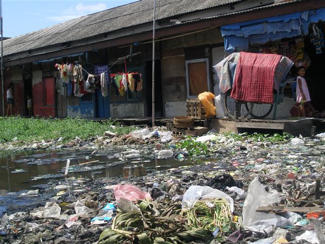 쓰레기 더미 속에서 쓸만한 것들을 팔아 생활하는 ‘쓰레기 마을’ 풍경. 