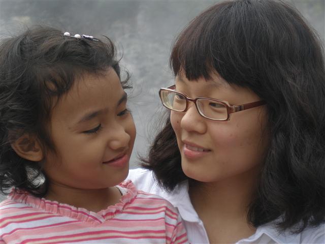 석 달전 ‘마음의 자매’가 된 인도네시아 7살 소녀 웰린(왼쪽)과 후원자 정기윤양. 