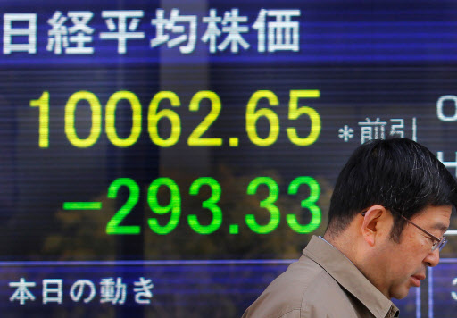 도쿄  일본 도쿄 주식시장의 시황판 앞을 증권사 관계자가 고개를 떨군 채 지나치고 있다. 닛케이 지수는 5일 2.89%나 하락했다.  도쿄 AP 특약
