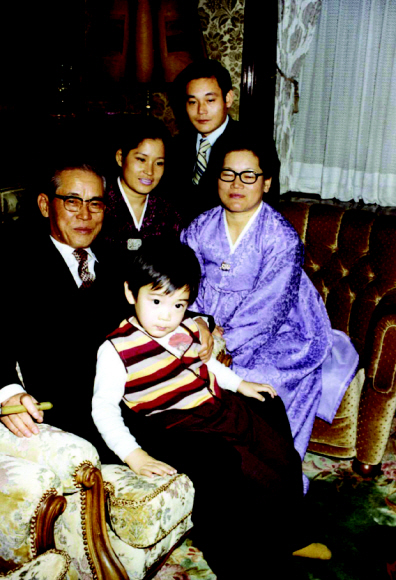 1972년 서울 장충동 자택에서 호암(왼쪽부터 시계 방향으로)과 막내딸 명희, 셋째 아들 건희, 큰딸 인희, 그리고 손자 재용(이건희 전 회장 아들)이 호암의 62번째 생일을 맞아 기념 촬영을 하고 있다. 삼성 제공