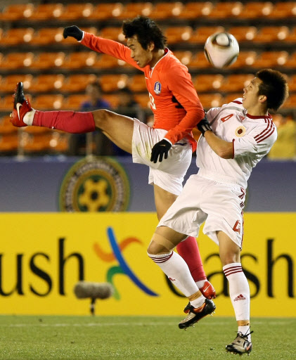 라이언 킹의 하이킥  이동국(왼쪽)이 7일 일본 도쿄국립경기장에서 열린 동아시아연맹 축구선수권대회 홍콩전에서 집요한 수비를 뚫고 껑충 뛰어올라 공중볼을 다투고 있다. 도쿄 연합뉴스