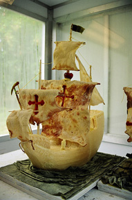 파마산 치즈·피망·피자반죽·스파게티면으로 만든 산타마리아호. http://www.jimvictor.com