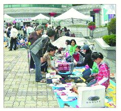 은평구 문화예술회관 앞 ‘토요 나눔장터’에서 주민들이 중고물품을 교환, 판매하고 있다.  은평구 제공