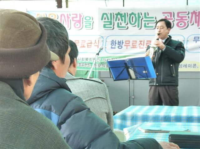서울 송파경찰서 방이지구대 김종욱(오른쪽) 경사가 최근 서울 가락동 농수산물시장 북문 인근 공터에서 색소폰을 연주하고 있다.