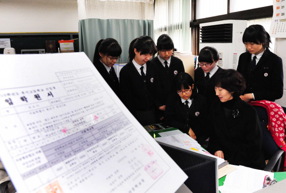고교선택제 원서접수가 시작된 지난 15일 오전 서울 창덕 여자중학교에서 학생들이 교사의 지도를 받아 원서를 작성하고 있다.