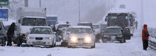 고향길 雪雪…  11일 강원 영동 지역에 60㎝ 이상 내린 폭설로 고성군 토성면 미시령 동서관통도로가 극심한 교통혼잡을 빚고 있다. 귀성객이 몰릴 12일에도 영동 산간 지방에는 20㎝가 넘는 눈이 내릴 것으로 예보됐다. 고성 연합뉴스