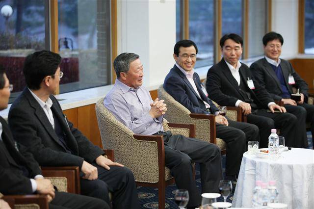 구본무(왼쪽 두번째) LG그룹 회장이 지난 9일 인화원에서 신임 전무들에게 자신의 인재관을 전하고 있다. LG 제공