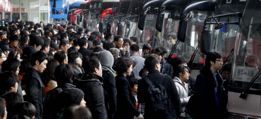고향 갑니다!  고향으로 가는 귀향객들이 12일 오전 서울 강남호남고속터미널에서 고향 가는 고속버스를 타려고 줄을 서 있다. 연합뉴스