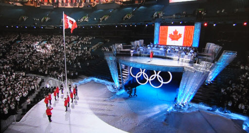 제21회 동계올림픽 개막을 하루 앞둔 12일 캐나다 밴쿠버의 BC플레이스 스타디움에서 오륜기와 캐나다 국기가 걸린 가운데 개회식 리허설이 화려하게 펼쳐지고 있다. 밴쿠버 SBS 제공