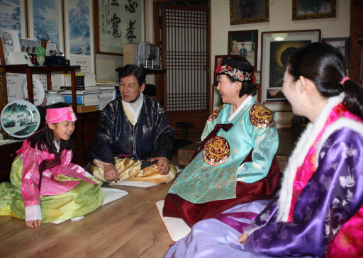 조선황실의 마지막 황손인 이석(67)씨가 14일 전주 승광재에서 가족들과 둘러앉아 웃음꽃을 피우고 있다. 연합뉴스