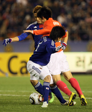 14일 일본 도쿄 국립경기장에서 열린 2010 동아시아축구선수권대회 한국 대 일본의 경기에서 한국의 김보경이 전반 일본 문전으로 돌파하다 패널티킥을 얻어내고 있다. 연합뉴스