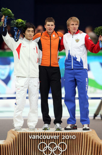 밴쿠버 동계올림픽 남자 스피드 스케이팅 5000m에서 한국의 이승훈이 은메달을 획득했다. 14일(한국시간) 리치몬드 오발 경기장에서 이승훈이 플라워 세리머니를 하고 있다.  연합뉴스