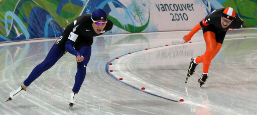 밴쿠버 동계올림픽 남자 스피드 스케이팅 5000m에서 한국의 이승훈이 은메달을 획득했다. 14일(한국시간) 리치몬드 오발 경기장에서 이승훈이 역주하고 있다.   연합뉴스