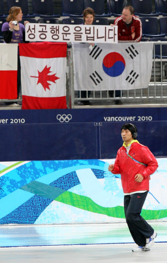 이규혁이 16일 오전(한국시간) 밴쿠버 동계올림픽 남자 스피드 스케이팅 500m가 열리는 밴쿠버 올림픽 오벌 경기장에서 몸을 풀고 있다. 뒤로 태극기와 응원문구가 보인다. 밴쿠버=연합뉴스