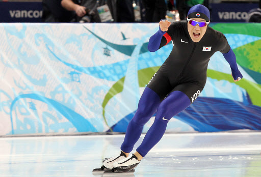 밴쿠버 동계올림픽 스피드 스케이팅 500M 에서 금메달을 획득한 모태범이 환호하고 있다. 16일(한국시간) 리치몬드 올림픽 오벌 경기장.  밴쿠버=연합뉴스