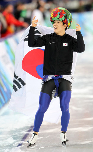 16일 밴쿠버 리치몬드 올림픽 오벌에서 열린 2010 밴쿠버 동계올림픽 스피드 스케이팅 남자 500m에서 모태범이 1,2차시기 통합 1위를 기록하며 금메달을 확정지은 후 기뻐하고 있다.  연합뉴스
