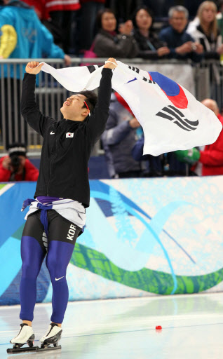 밴쿠버 동계올림픽 스피드 스케이팅 500M 에서 금메달을 획득한 모태범이 태극기를 들고 환호하고 있다. 모태범은 1차시기에 2위를 기록했었다. 16일(한국시간) 리치몬드 올림픽 오벌 경기장. 밴쿠버=연합뉴스