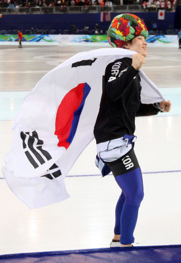 16일 밴쿠버 리치몬드 올림픽 오벌에서 열린 2010 밴쿠버 동계올림픽 스피드스케이팅 남자 500m에서 모태범이 1,2차시기 통합 1위를 기록하며 금메달을 확정지은 후 태극기를 흔들며 기뻐하고 있다. 밴쿠버=연합뉴스