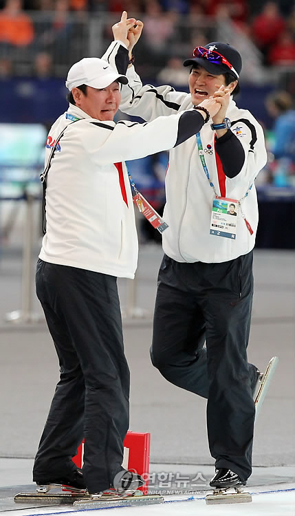 16일 밴쿠버 동계올림픽 스피드 스케이팅 500M에서 모태범이 금메달을 획득하자 김관규(왼쪽) 감독과 김용수(오른쪽) 코치가 환호하고 있다. 밴쿠버=연합뉴스