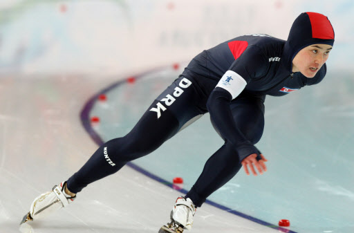 밴쿠버 동계올림픽 여자 스피드 스케이팅에 참가한 북한 고현숙 선수가 17일 오전(한국시간) 리치몬드 올림픽 오벌 경기장에서 열린 500m 1차시기에서 질주하고 있다. 밴쿠버=연합뉴스