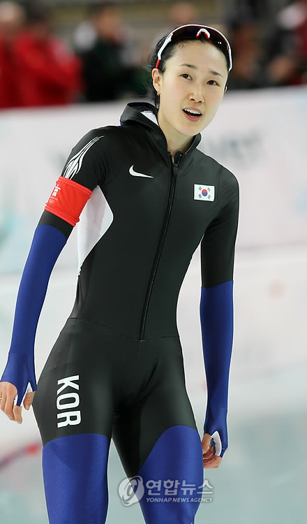 밴쿠버 동계올림픽 여자 스피드 스케이팅에 참가한 한국 오민지 선수가 17일 오전(한국시간) 리치몬드 올림픽 오벌 경기장에서 500m 1차시기 후 기록판을 바라보고 있다.  밴쿠버=연합뉴스