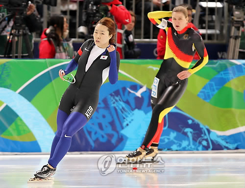 밴쿠버 동계올림픽 여자 스피드 스케이팅 500m에 참가한 한국 이상화 선수가 17일 오전(한국시간) 리치몬드 올림픽 오벌 경기장에서 열린 1차시기에서 1위를 기록한 후 전광판을 바라보고 있다.  밴쿠버=연합뉴스