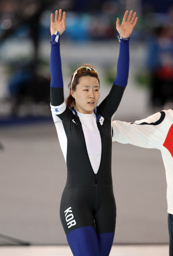 17일 오전(한국시간) 리치몬드 올림픽 오벌 경기장에서 열린 밴쿠버 동계올림픽 여자 스피드 스케이팅 500m에서 우승한 이상화가 눈물을 흘리며 관중들에게 손을 흔들고 있다. 밴쿠버=연합뉴스