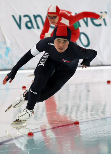 밴쿠버 동계올림픽 여자 스피드 스케이팅에 참가한 북한 고현숙 선수가 17일 오전(한국시간) 리치몬드 올림픽 오벌 경기장에서 열린 500m 1차시기에서 질주하고 있다. 밴쿠버=연합뉴스