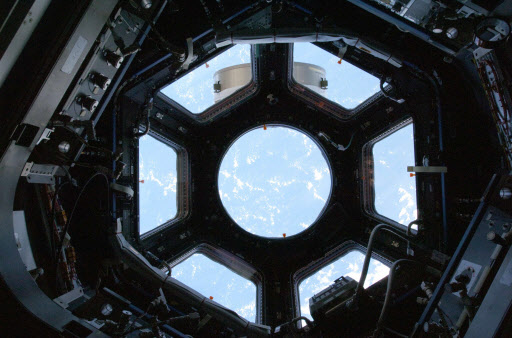 17일(현지시간) 국제우주정거장에 새로 설치된 7개의 창문 밖으로 지구의 모습이 보이고 있다. NASA AP 특약