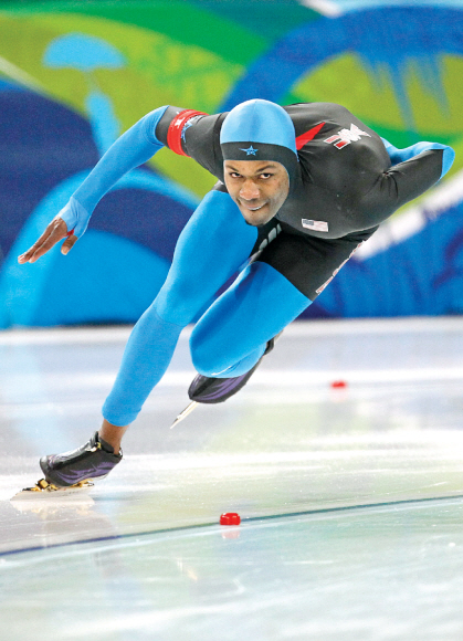 샤니 데이비스가 18일 밴쿠버동계올림픽 스피드스케이팅 1000m 결승에서 입을 앙다문 채 힘차게 코너를 돌고 있다. 밴쿠버 AP 특약
