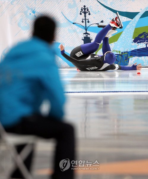 (밴쿠버=연합뉴스) 김현태 기자 = 19일 밴쿠버 리치몬드 올림픽 오벌에서 열린 2010 밴쿠버 동계올림픽 스피드스케이팅 여자 1000미터 경기에서 김유림이 넘어지고 있다.