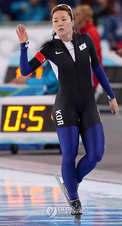밴쿠버=연합뉴스) 한상균 기자 = 19일 오전(한국시간) 밴쿠버 올림픽 여자 스피드 스케이팅 1000m가 열린 리치먼드 올림픽 오벌 경기장에서 한국의 이상화가 경기를 마친 후 손을 흔들고 있다. 경기를 마친 당시 순위는 10위.