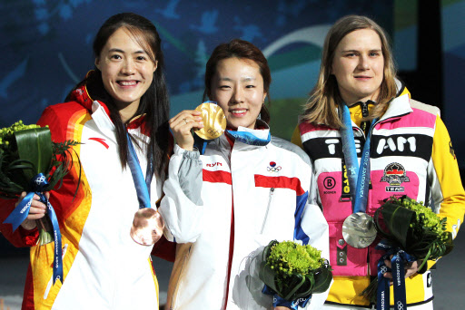 2010 밴쿠버 동계올림픽 스피드스케이팅 여자 500m에서 우승한 이상화가 18일 밴쿠버 BC플레이스에서 열린 메달 시상식에서 밝은 표정으로 금메달을 들어보이고 있다. 밴쿠버=연합뉴스