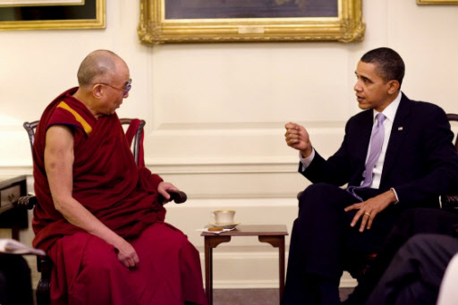버락 오바마 미국 대통령과 티베트의 정신적 지도자 달라이 라마가 18일(현지시간) 백악관에서 만나 환담하고 있다. 백악관은 중국의 반발을 의식해 면담 장소를 대통령 집무실이 아닌 맵룸으로 택해 비공개로 진행했다. 달라이 라마는 면담이 끝난 뒤 “대단히 기쁘다.”며 만족감을 표시했다. 백악관 홈페이지